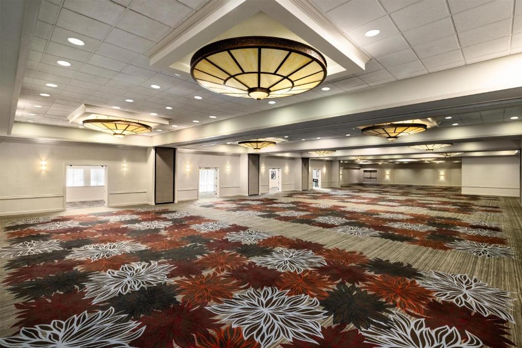 DoubleTree by Hilton Pittsburgh-Green Tree photo
