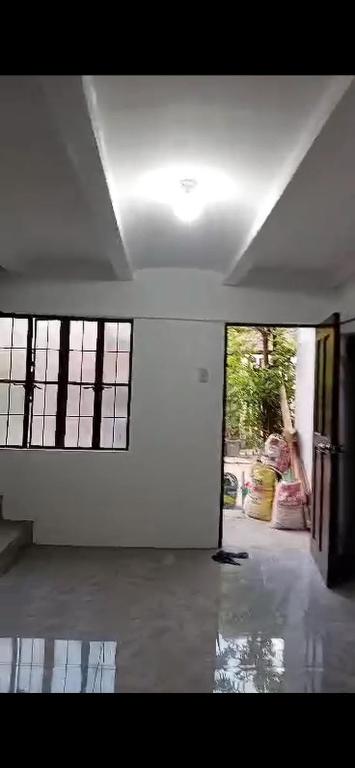 ein leeres Wohnzimmer mit Tür und Fenstern in der Unterkunft Zaragosa in Bulakan