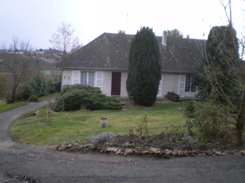 ein weißes Haus mit Bäumen und einer Auffahrt in der Unterkunft Chambres d'Hôtes à la Fontanille in Panazol