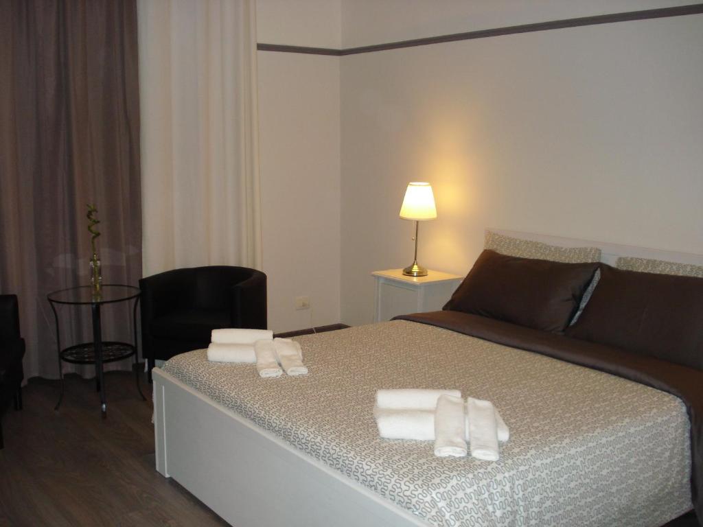 una camera da letto con un letto e due asciugamani di Casa Vacanza Cleo a Catania