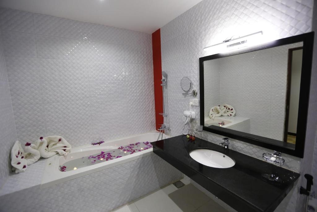 Koupelna v ubytování Royal Kandyan Hotel