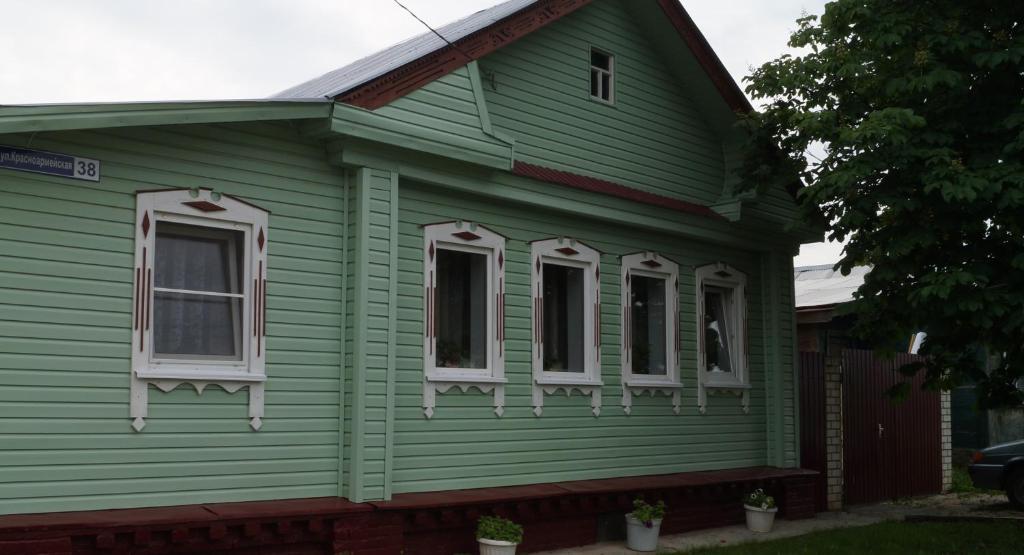 スーズダリにあるCottage on Krasnoarmeiskoyの三窓の緑家