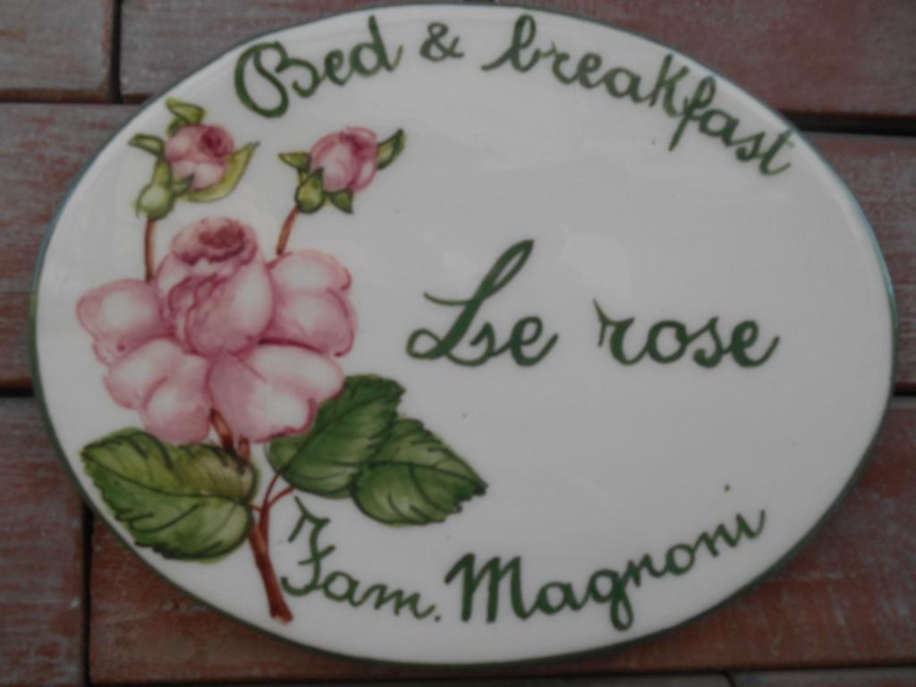 un piatto con un'immagine di un fiore sopra di Le Rose Malpensa a Busto Arsizio