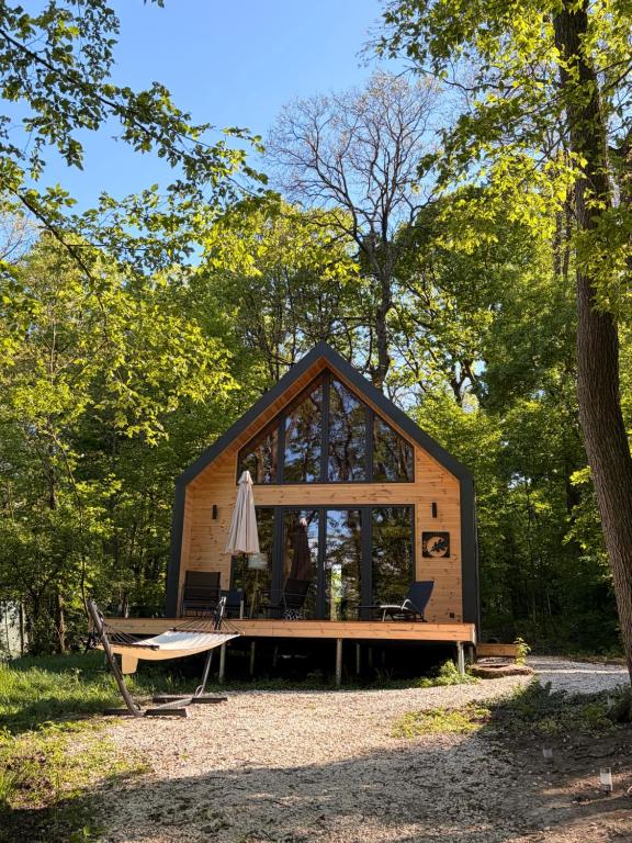 a tiny house in the middle of a forest at Oaklounge Apartman in Kismaros