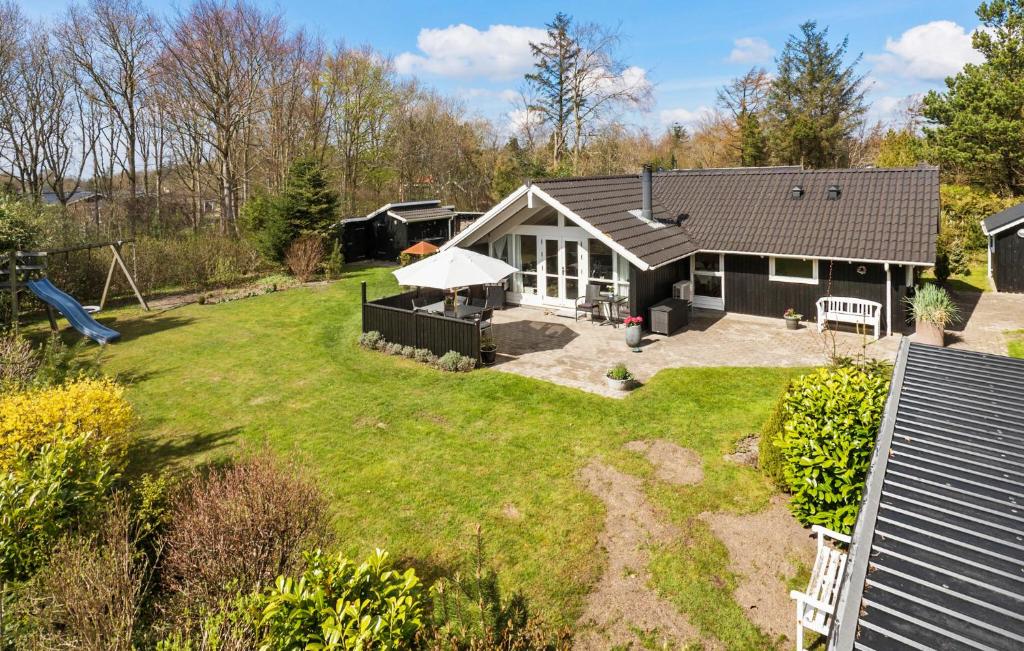 an aerial view of a house with a yard at Awesome Home In Ulfborg With Wifi in Ulfborg