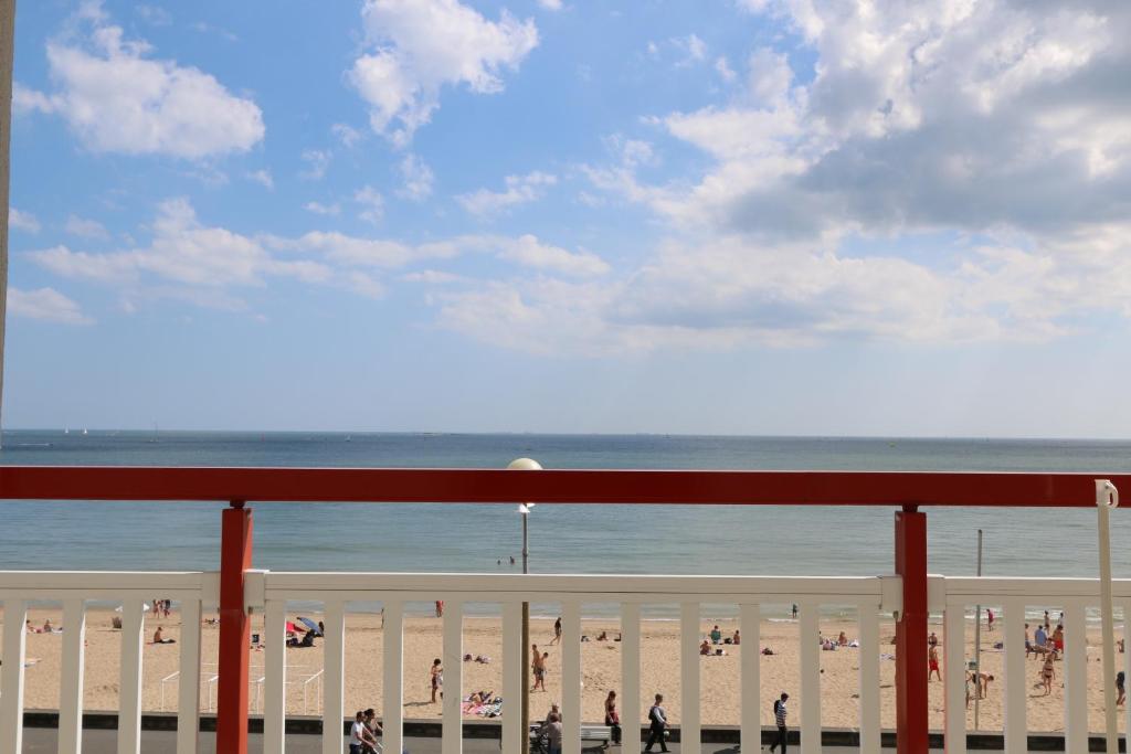 - une vue sur la plage avec des personnes sur le sable dans l'établissement Le Panoramique, à La Baule