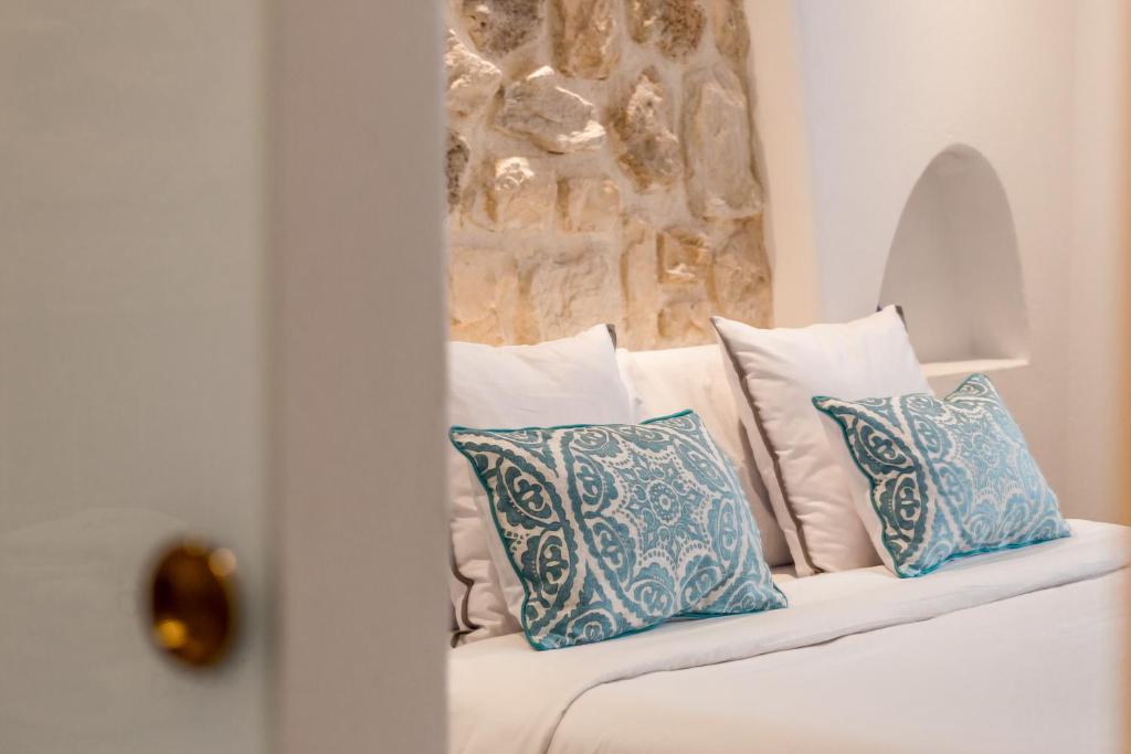 a bunch of pillows sitting on top of a couch at Hotel Abaco Altea in Altea