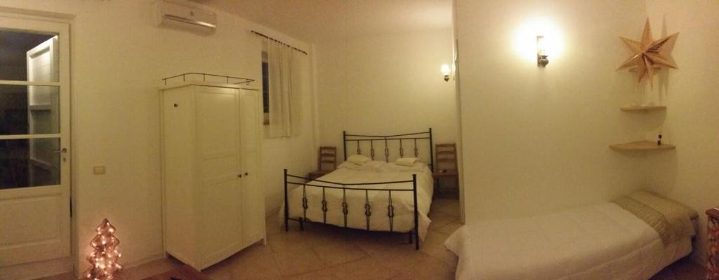 1 Schlafzimmer mit 2 Einzelbetten und einer Tür in der Unterkunft Monolocale Lori in Montefalco