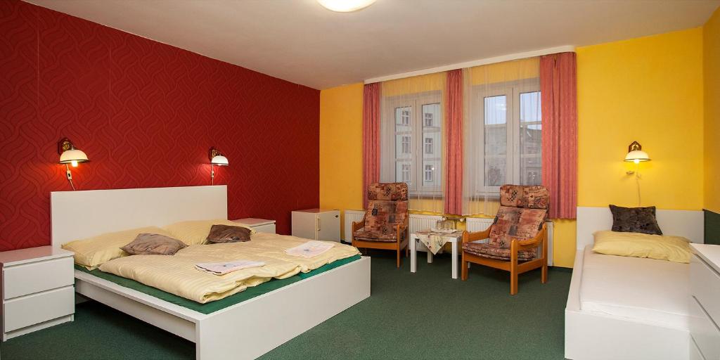 スヴォボダ・ナト・ウーポウにあるPenzion Měšťanský Důmのベッドルーム1室(ベッド1台、テーブル、椅子付)