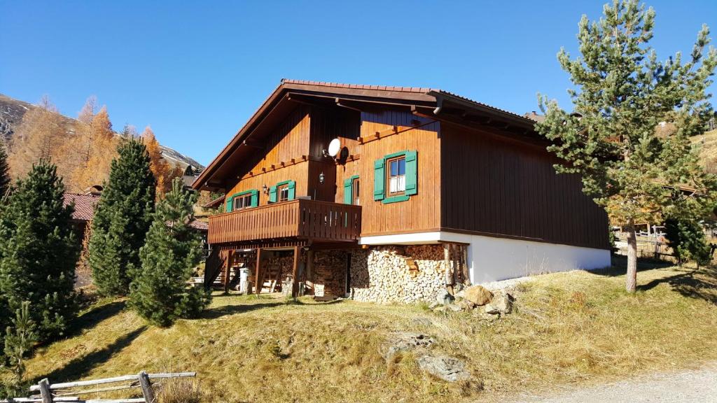 a large house on top of a hill at Gemütliches Almhaus auf 1800m mit Sauna, Kamin und Bergpanorama in Falkertsee