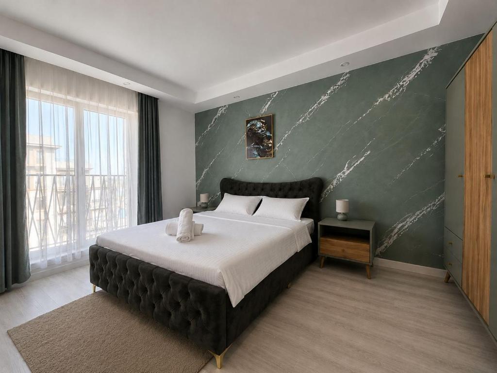 ein Schlafzimmer mit einem großen Bett und einer grünen Wand in der Unterkunft Green Place #Cosmopolis #freeparking in Tunari