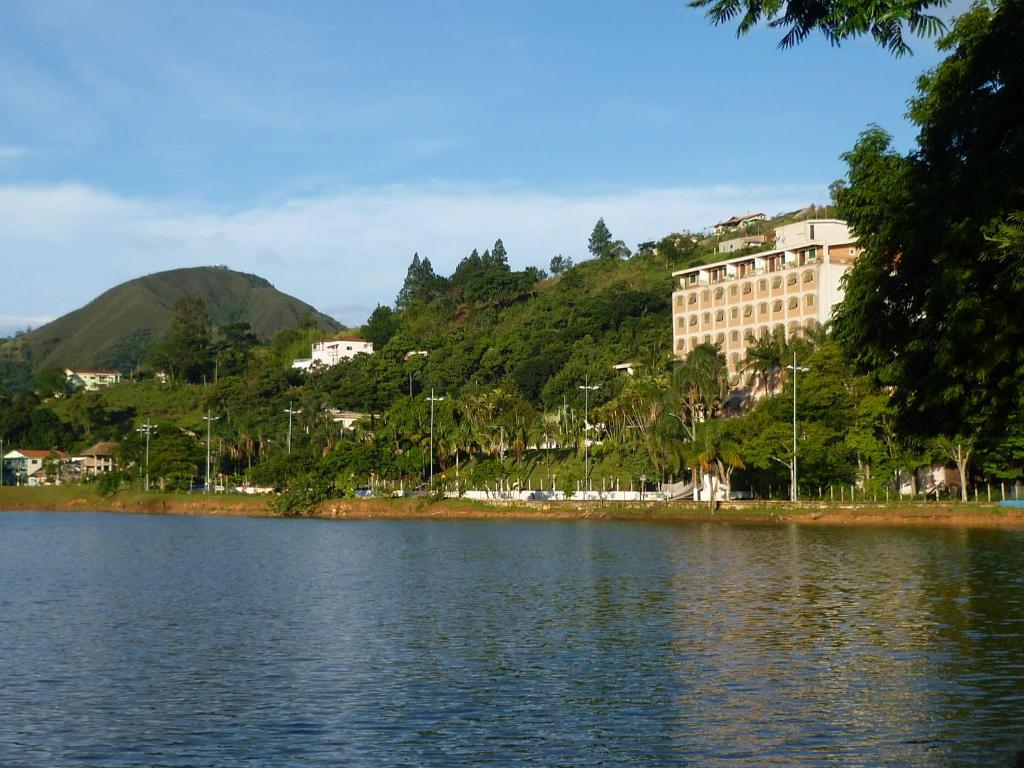 um grande corpo de água com um edifício sobre uma colina em Flats Cavalinho Branco 405 ou 603 em Águas de Lindoia