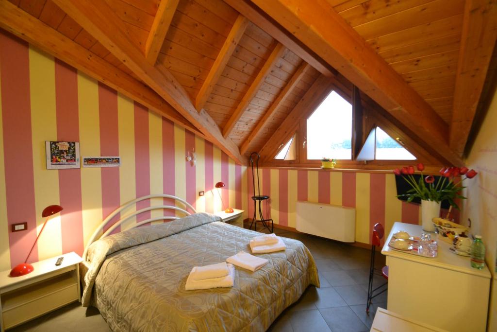 um quarto com uma cama com duas toalhas em Made in Italy em Bérgamo