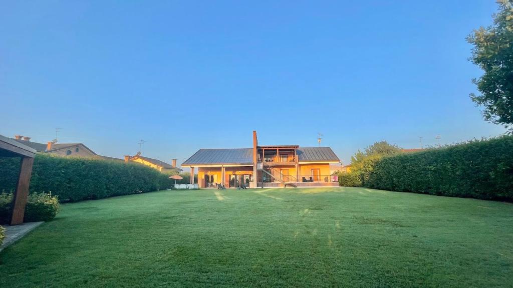 a house with a large lawn in front of it at B&B Il Cormorano in Scardovari