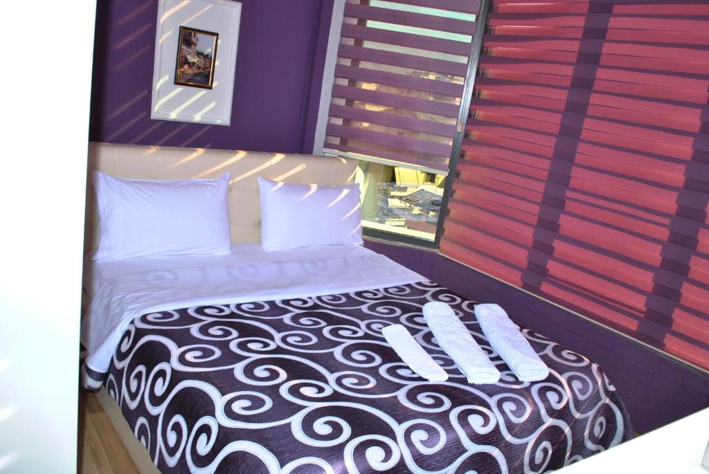 Uma cama ou camas num quarto em Hotel The First