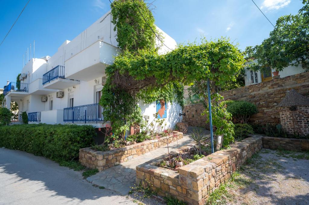 a house with ivy growing on the side of it at Nisaki Summer Stay Studios in Agia Ermioni