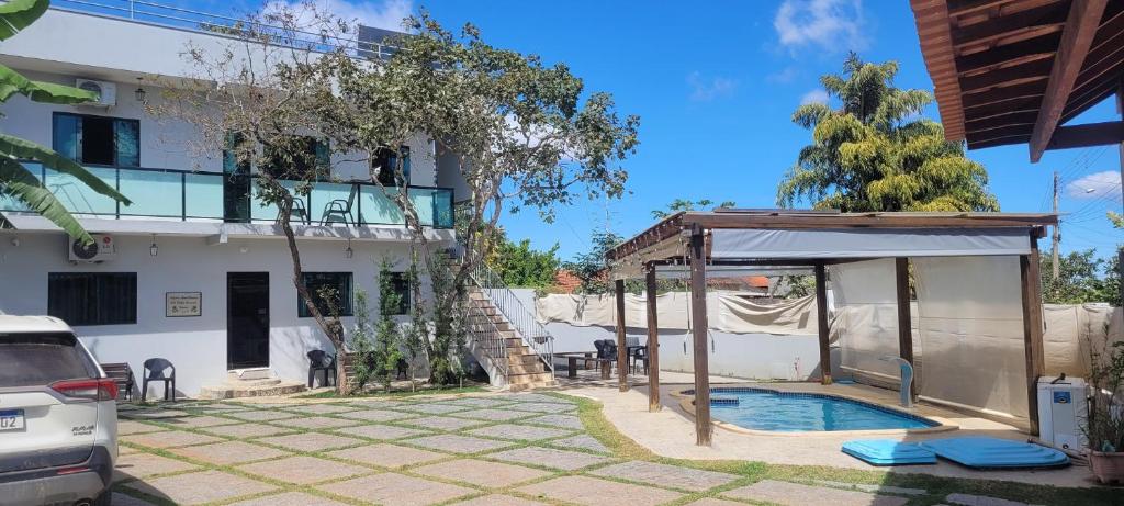 a house with a swimming pool and a building at Flat Dona Branca Piscina Aquecida e Vista do Pôr do Sol in Alto Paraíso de Goiás