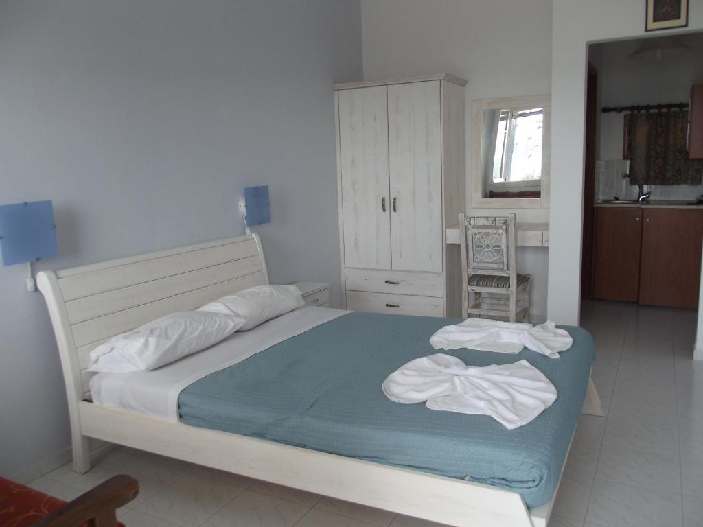 Postel nebo postele na pokoji v ubytování Κalamitsi Rooms & Apartments