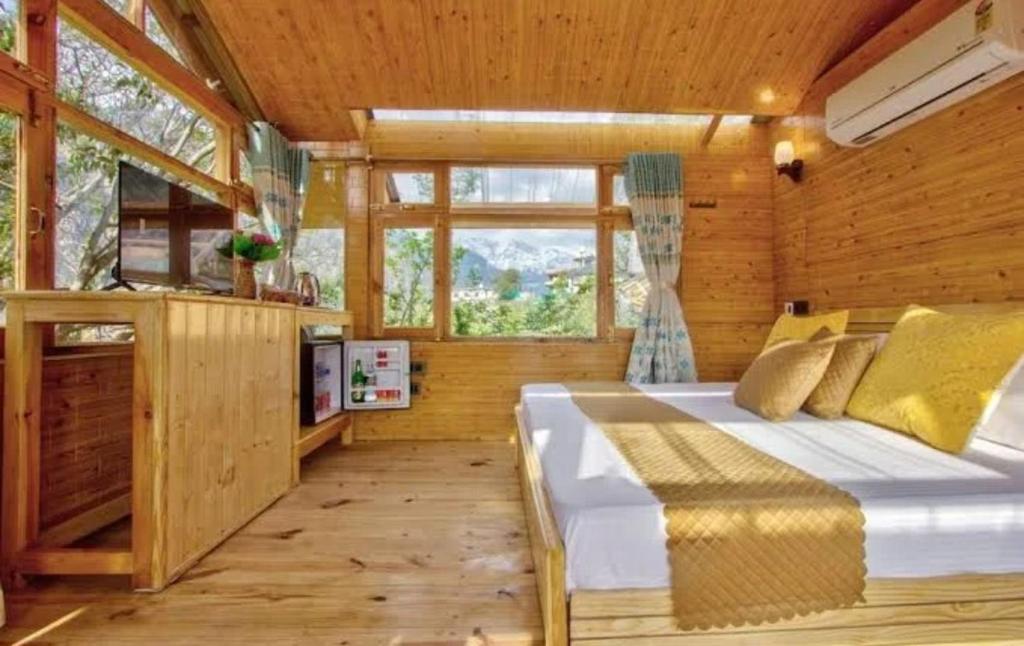 a bedroom with a bed in a wooden room at Regal Retreat in Jari