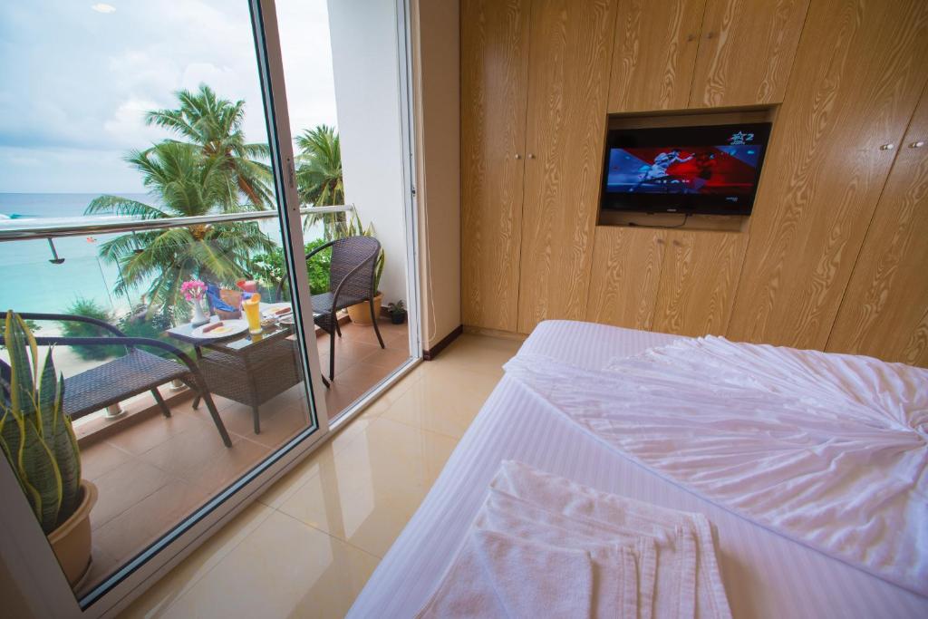 Postel nebo postele na pokoji v ubytování Hathaa Beach Maldives