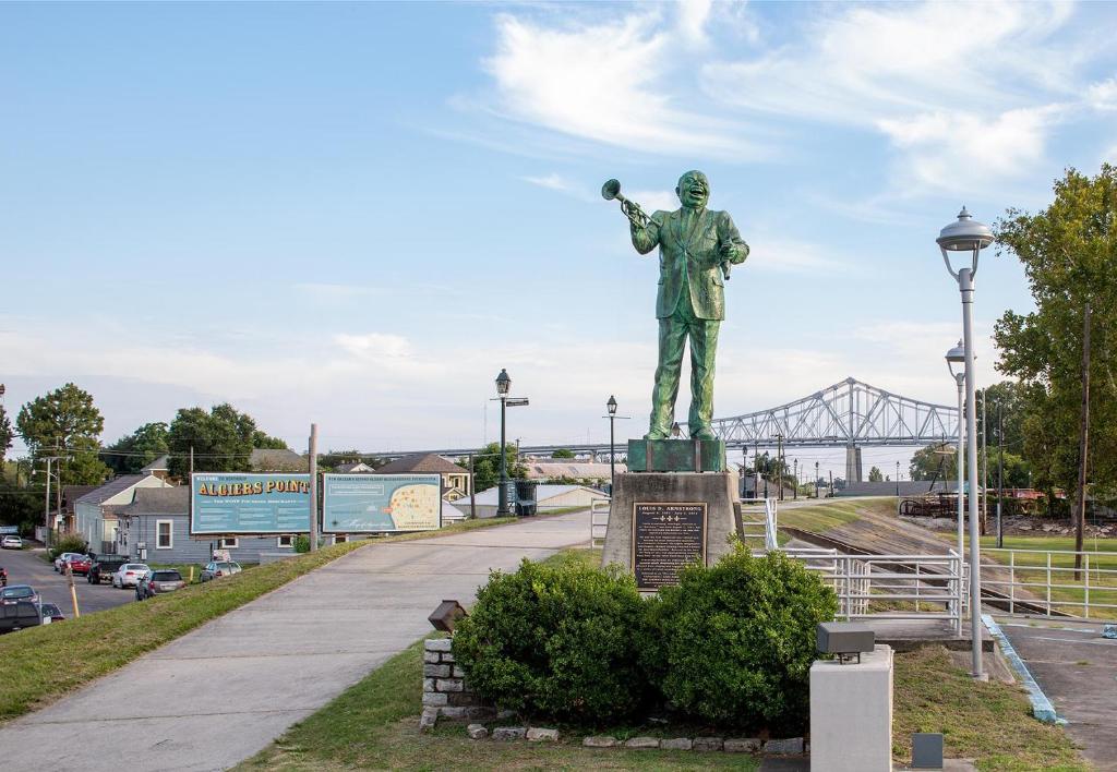 uma estátua de um homem ao lado de um passeio em Federal City Inn & Suites em Nova Orleans