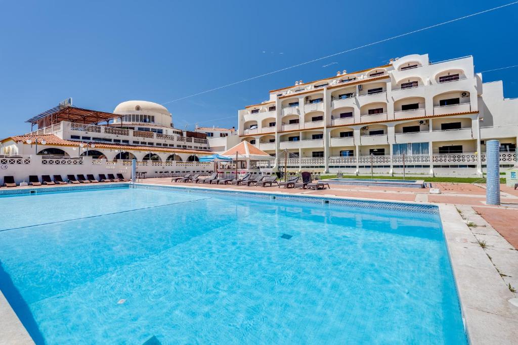 Top floor Inspiring view pool beach nearby