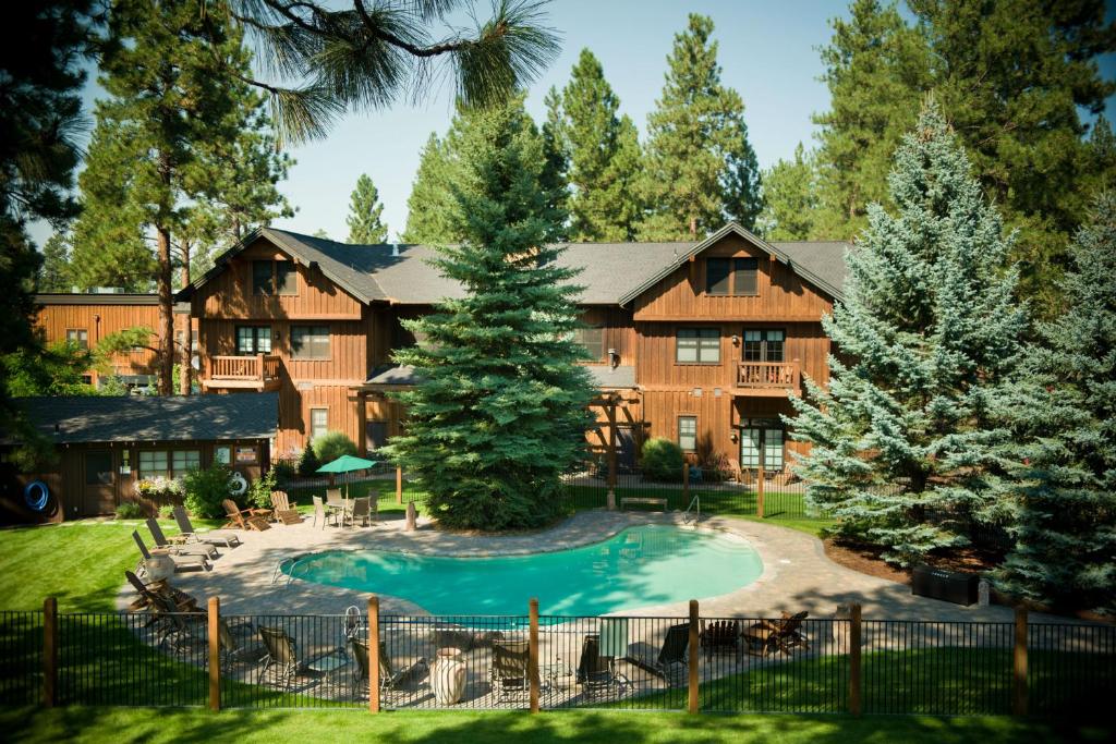 Bazén v ubytování FivePine Lodge nebo v jeho okolí