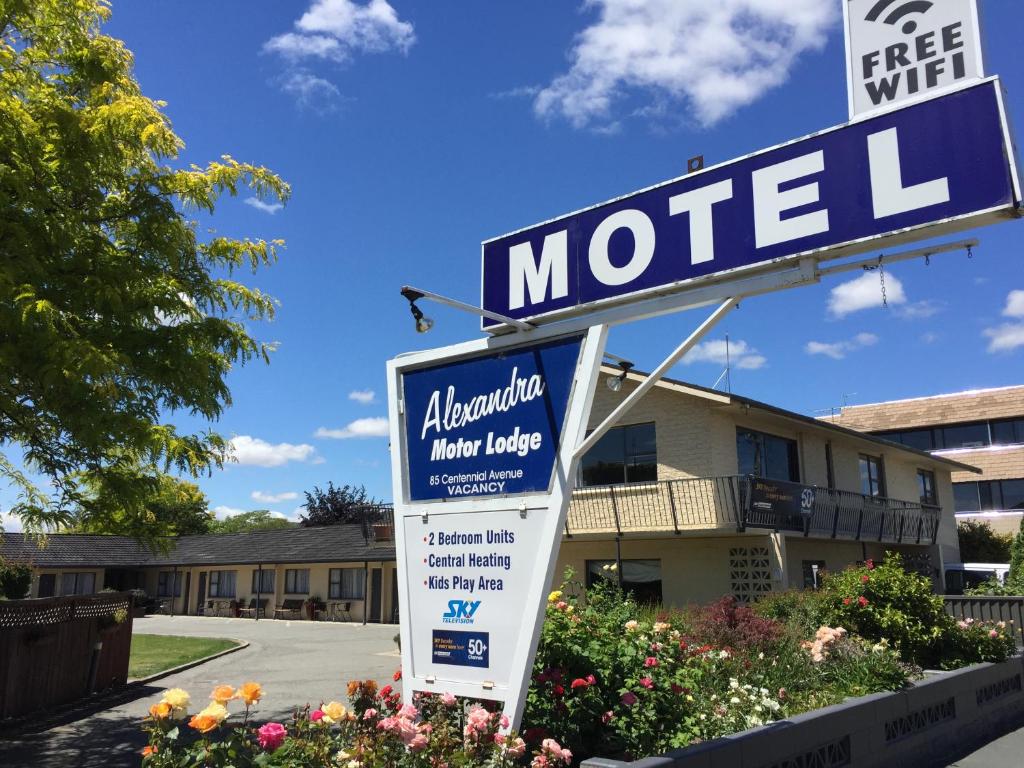 ein Schild für ein Motel vor einem Haus in der Unterkunft Alexandra Motor Lodge in Alexandra