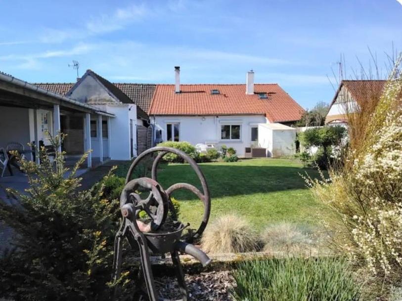a statue in the yard of a house at Le passeur de Rêves in Quend