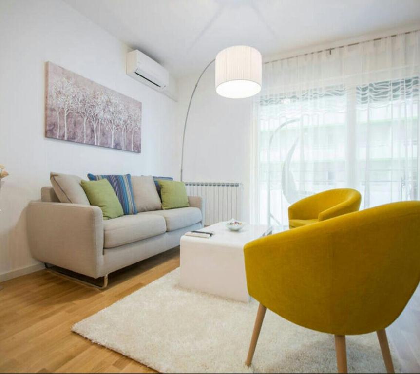 un soggiorno con divano e sedia di Apartment Ali a Zagabria