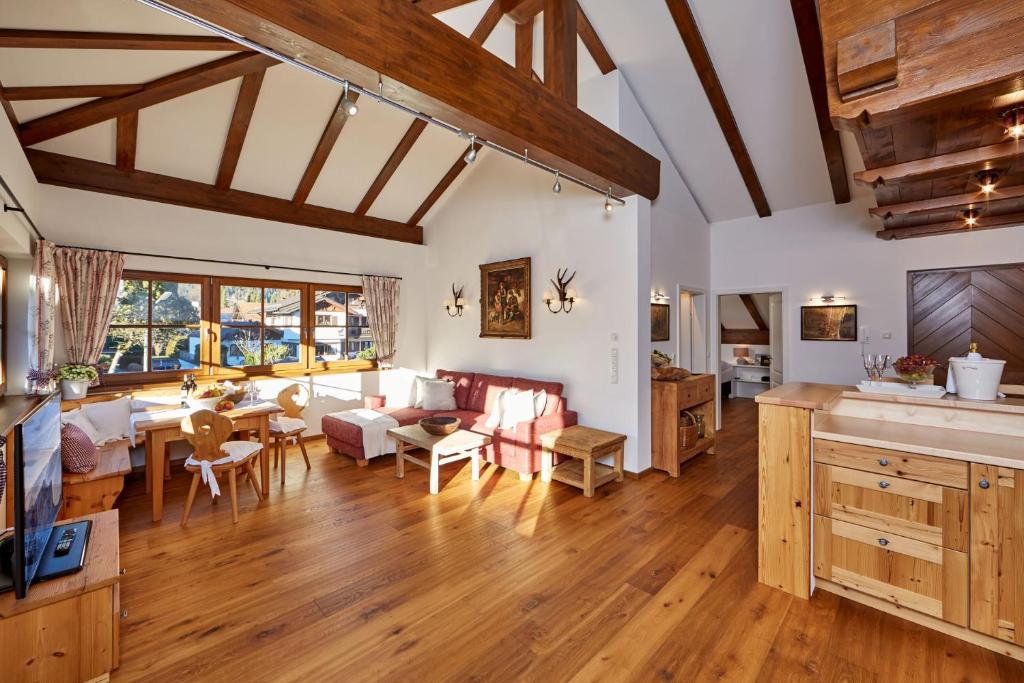 cocina y sala de estar con suelo de madera en Ferienwohnung Alpspitzblick, en Garmisch-Partenkirchen