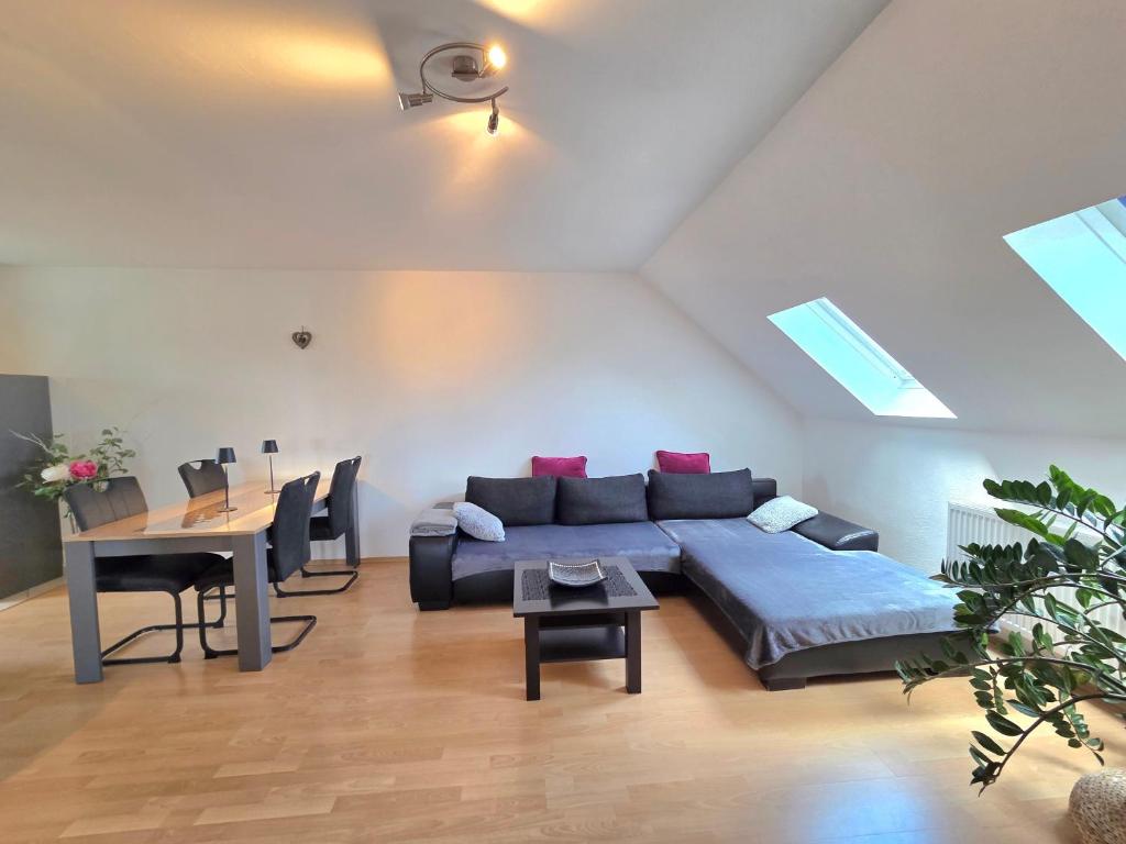 ein Wohnzimmer mit einem blauen Sofa und einem Tisch in der Unterkunft Lampl Haus in Steindorf