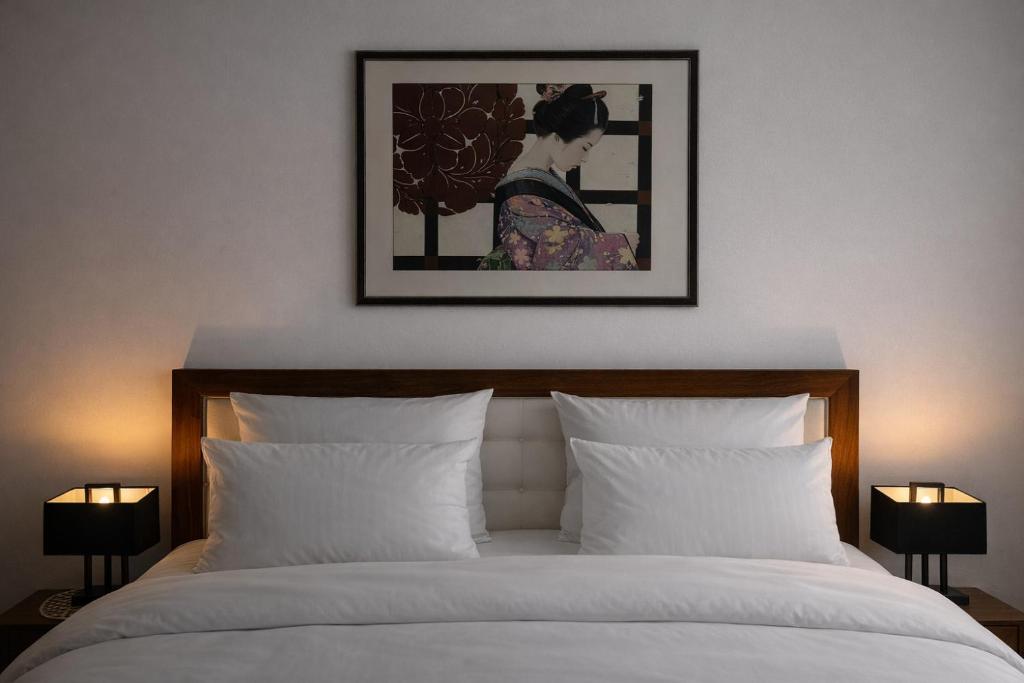 een slaapkamer met een bed met een schilderij aan de muur bij The Suite Garden Hotel in Frankfurt am Main