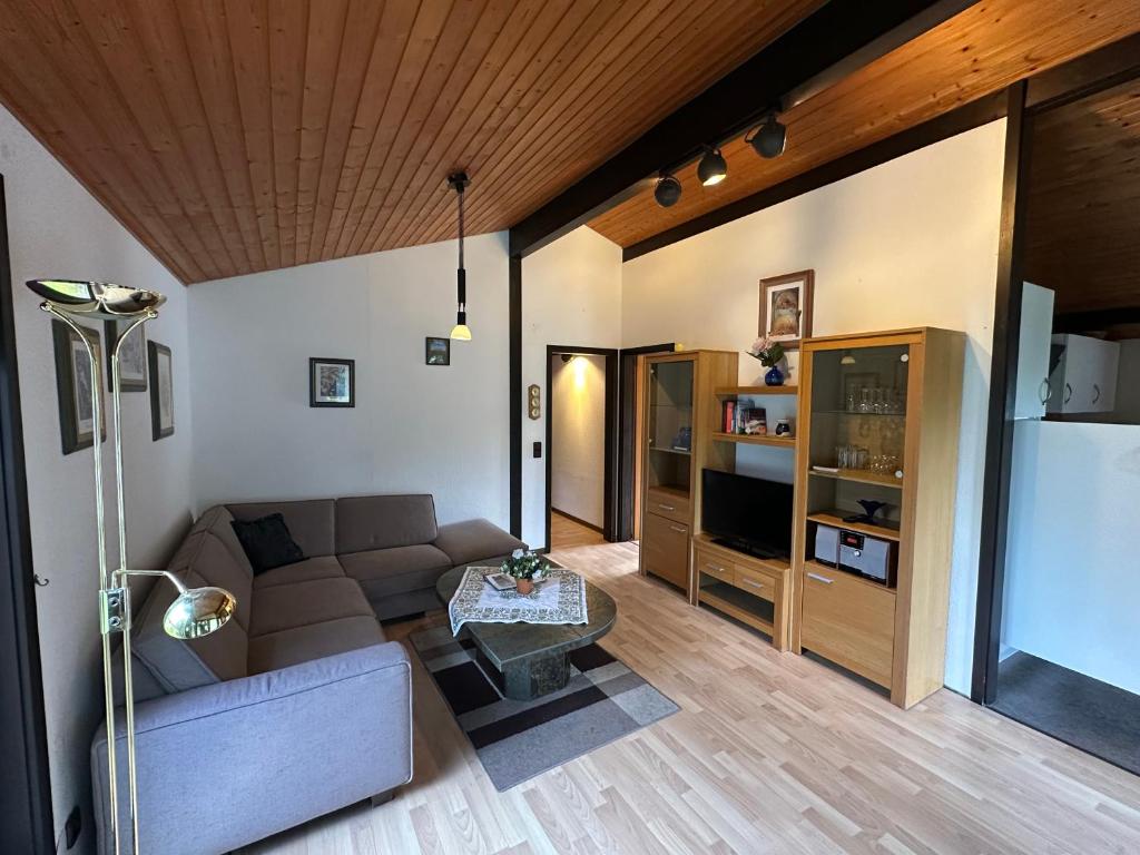 a living room with a couch and a table at Ferienhaus Abendgold in Waldbrunn