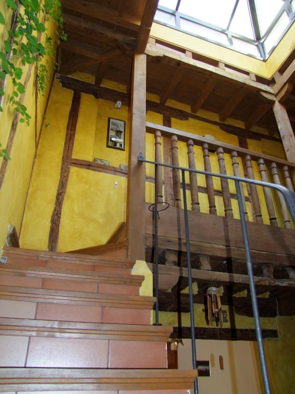 una escalera en un edificio antiguo con ventana en Casa En Casco Antiguo, en Toledo