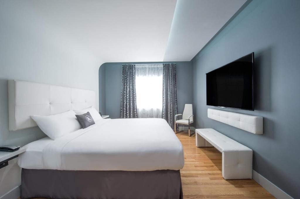 TV a/nebo společenská místnost v ubytování Kent Hotel