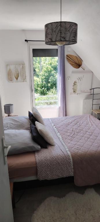 a bedroom with a bed and a window at Chambre récente chez particuliers in Francueil