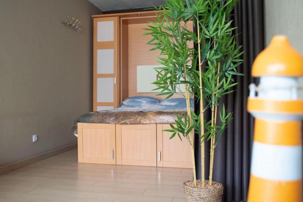 a room with a bed and a potted plant at Zilte bries in Nieuwpoort