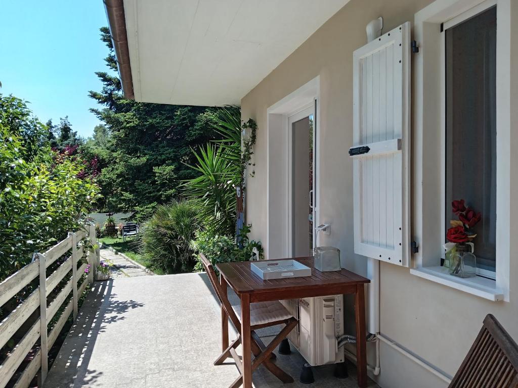 a desk on the side of a house with a window at Home Meditamondo in Fano