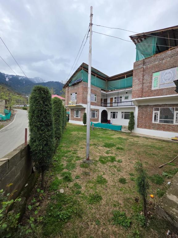 a building on the side of a street at Payer Resort in Pharkian
