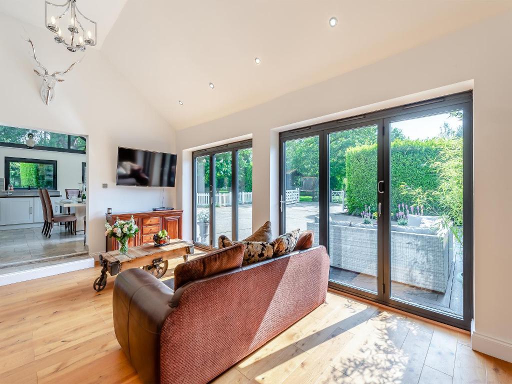 a living room with a couch and a table at Foxton Lodge - Uk47296 in Harrietsham