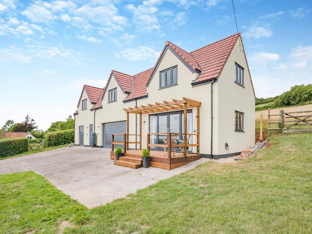 a large white house with a large backyard at The Old Stable At Henley View in Draycott