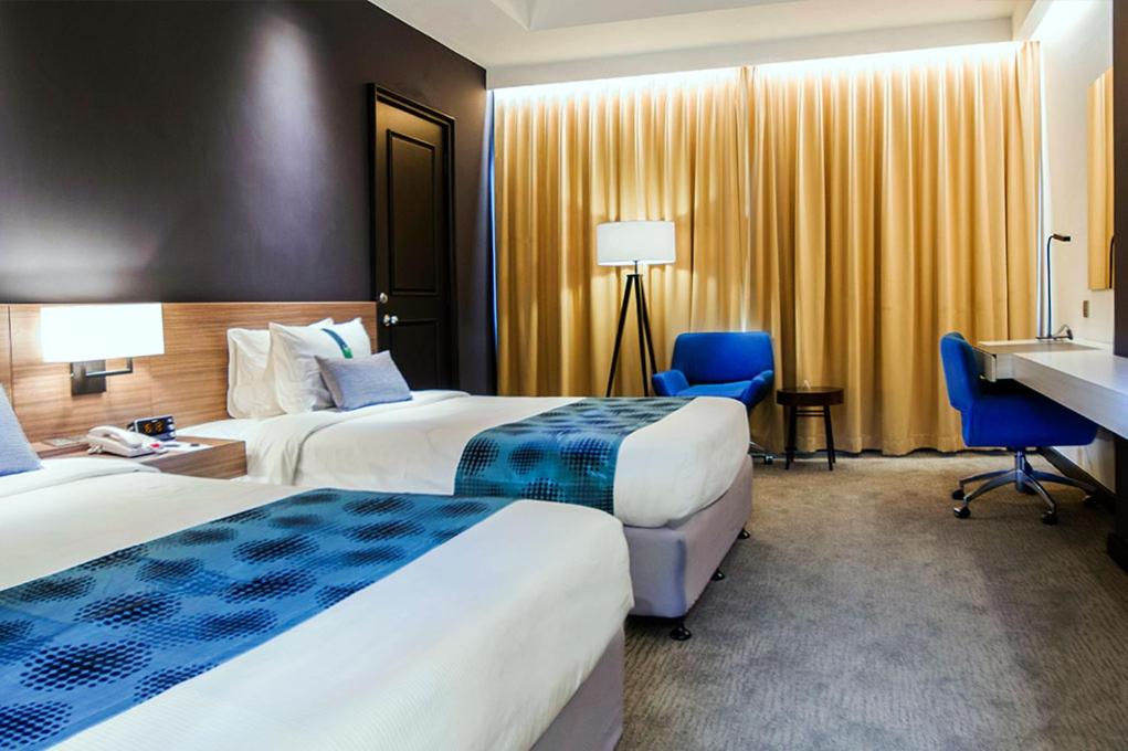 Postel nebo postele na pokoji v ubytování Grand Margherita Hotel