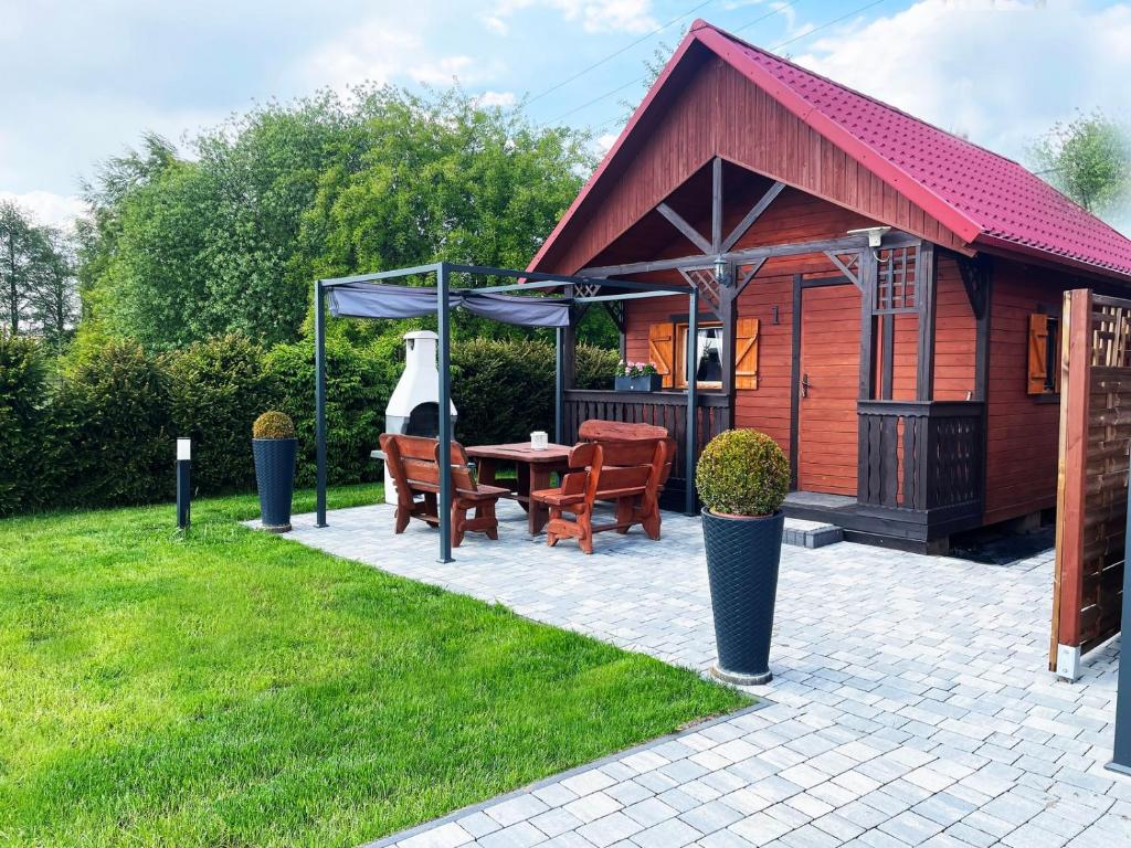 a small wooden cabin with a table and chairs at PRZYSTAŃ CISZY in Jantar