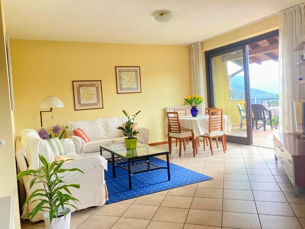 a living room with a couch and a table at VerdeLago casa vacanze in Luino