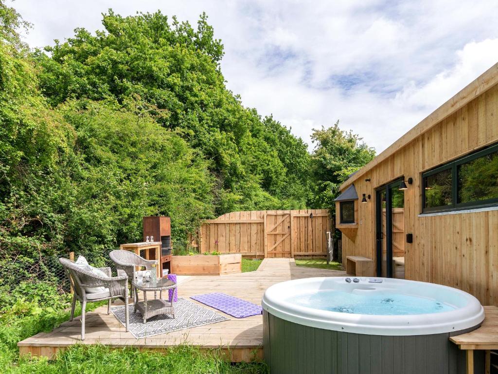 a hot tub in the backyard of a house at Meadow Hide - Uk36773 in Chichester