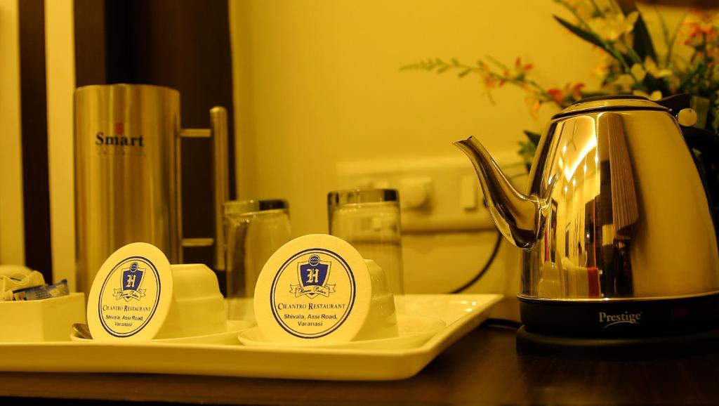 Příslušenství pro přípravu čaje a kávy v ubytování Hotel Rivera Palace