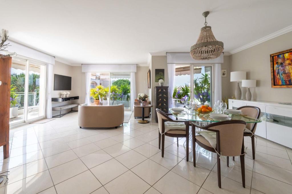 3-Br Apartment Sea View Swimming Pool