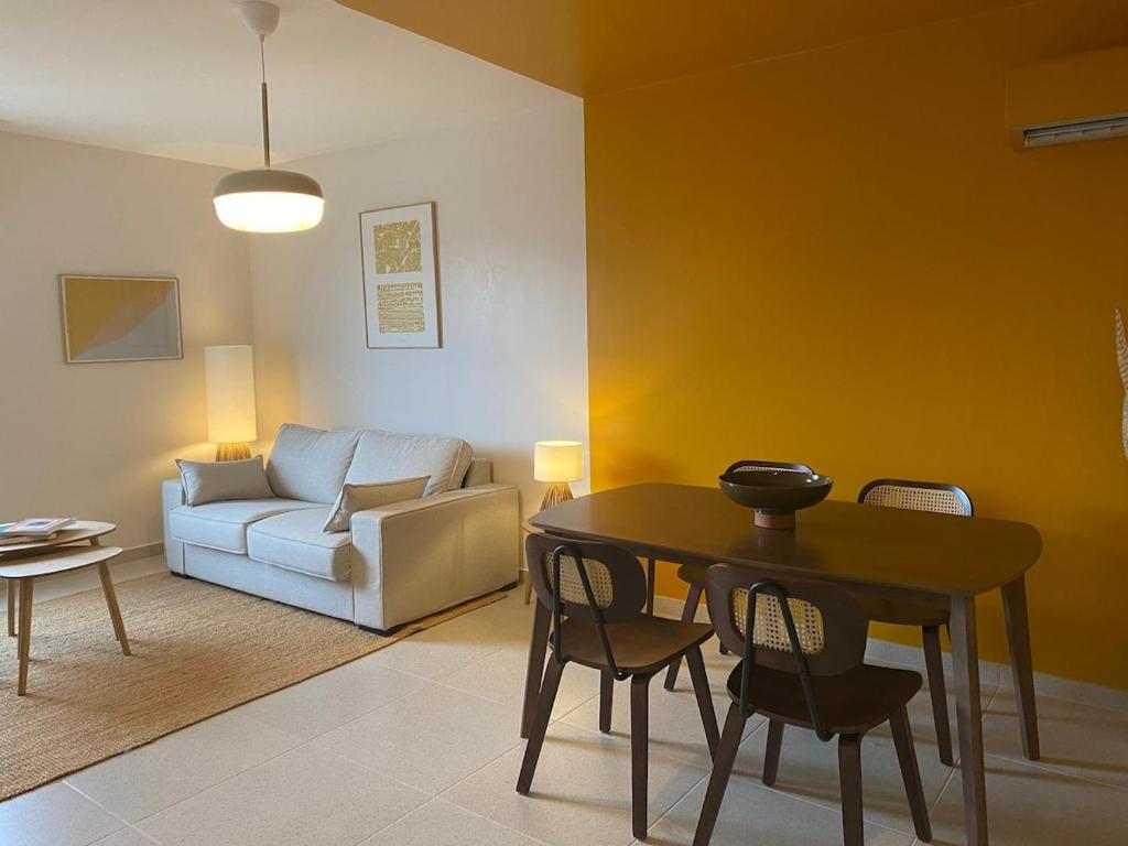 Studio flat in Les Arceaux with separate kitchen, bright, quiet, trendy, central
