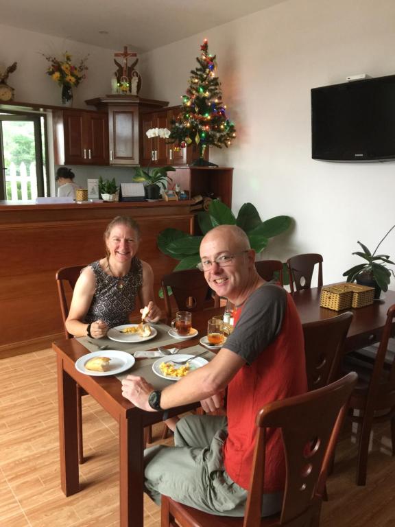 TV a/nebo společenská místnost v ubytování Tra Que Riverside Homestay